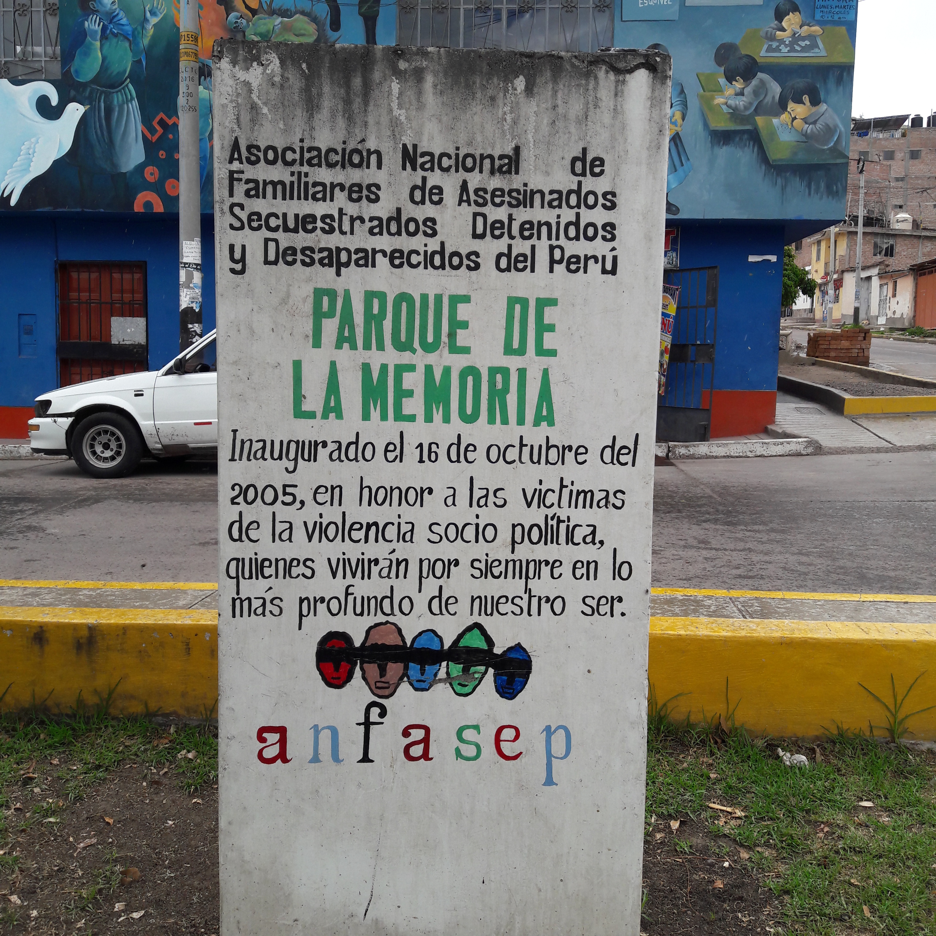 a sign in spanish saying "Parque de la Memoria"